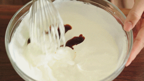 再倒入一点cream soda奶油汽水,制造出啤酒般的气泡3.