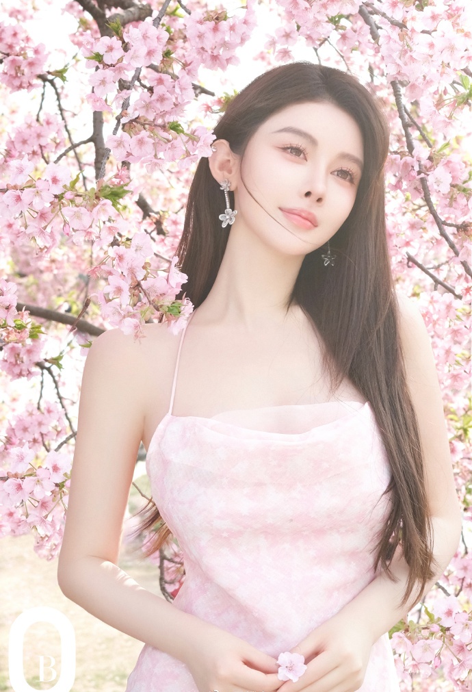 女星周麟嘉穿粉色低胸吊带长裙，在樱花树下拍照，如仙女下凡般 哔哩哔哩