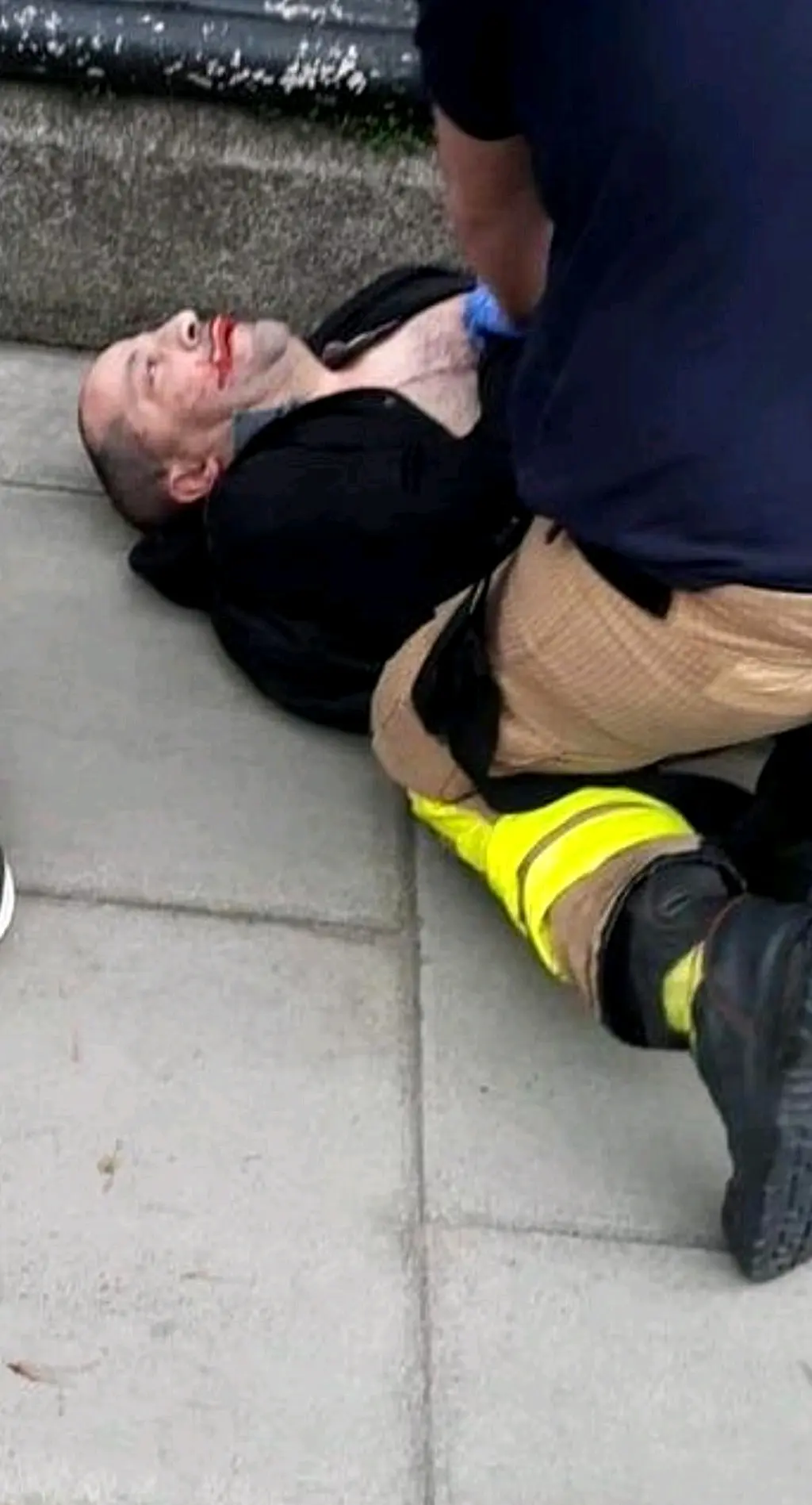 一名阿尔及利亚移民在学校附近用砍刀砍伤五人