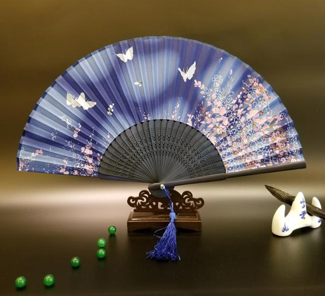 纵使你不爱穿旗袍,也要有一把国风丝绸扇,日常拍照再合适不过