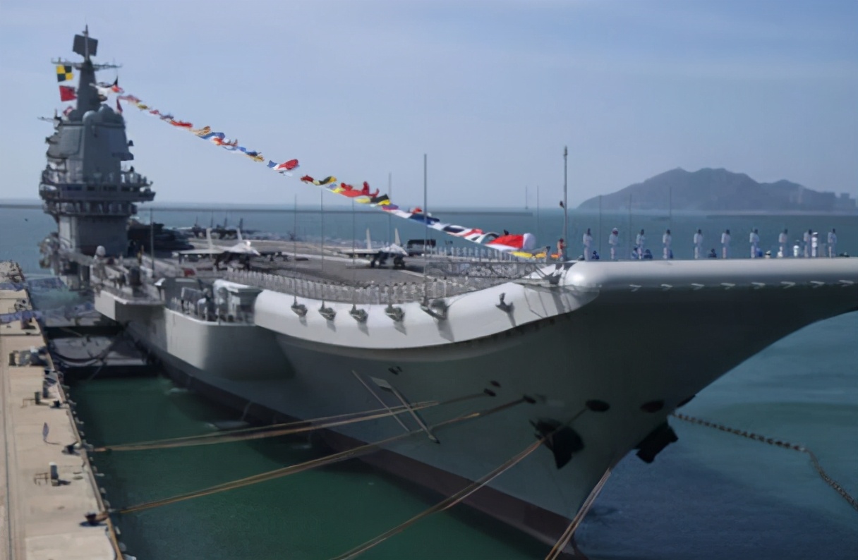 山东舰终于回家了,目前这艘航母已经抵达位于三亚的军港,结果甲板上