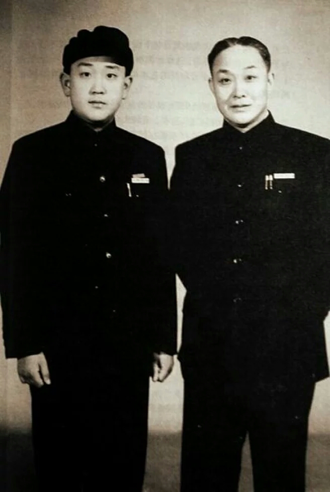 尚长荣 与父亲 尚小云的合照,眼眉之间十分相似 五官 清秀俊朗