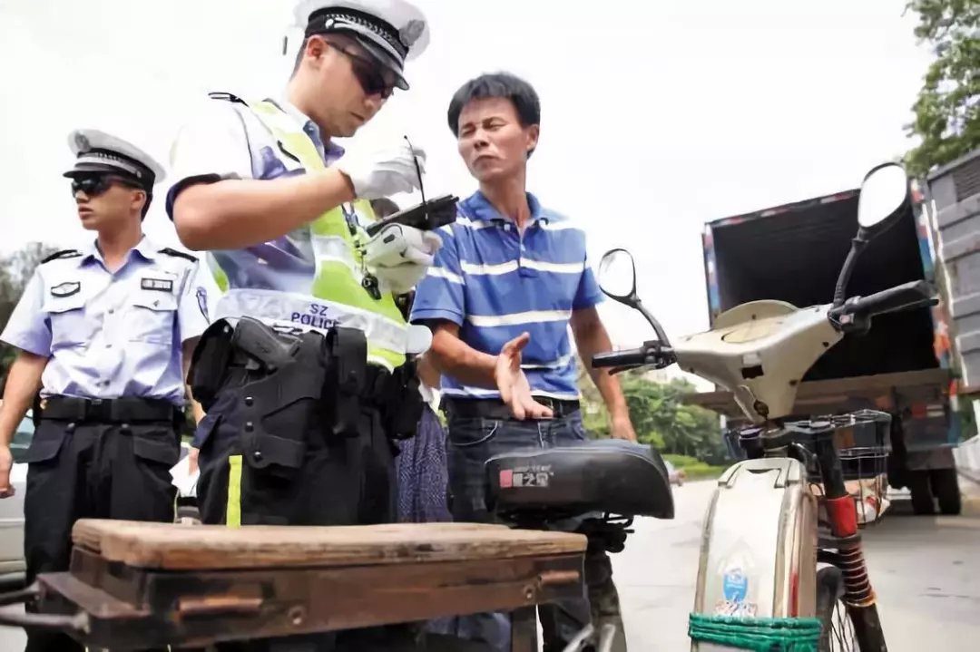 中国交警开始配发专用92G手枪,看看哪个无名