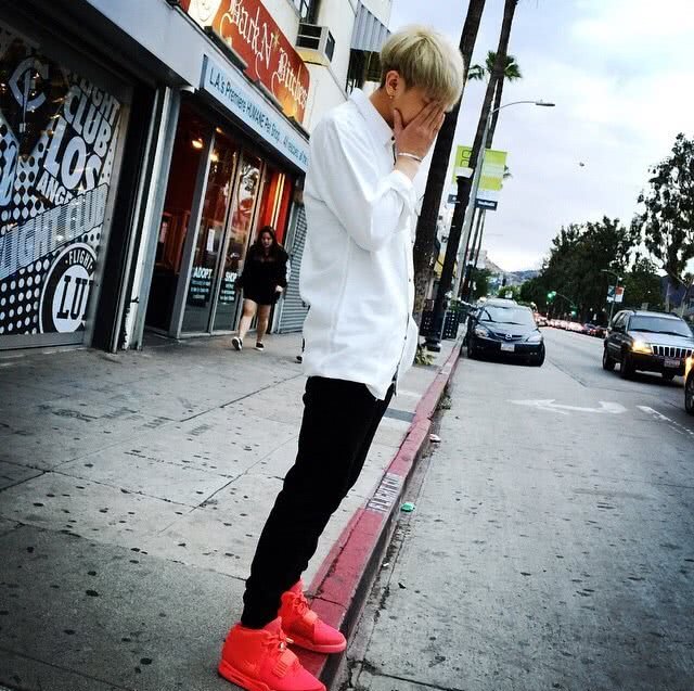 黄子韬上脚天价红椰子,宋茜,鹿晗频穿狠货!