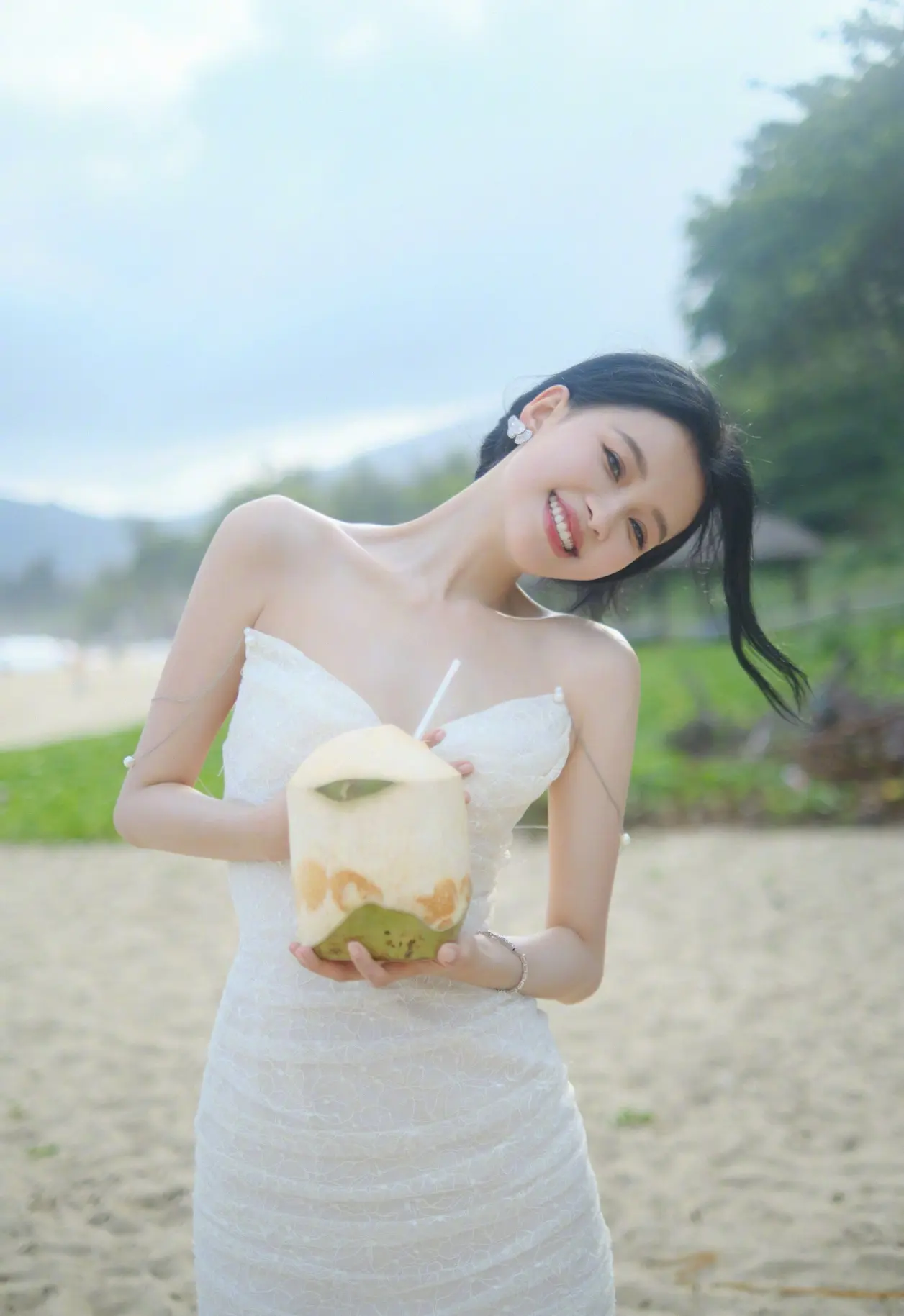 孙怡抹胸白色包臀裙性感美腿写真