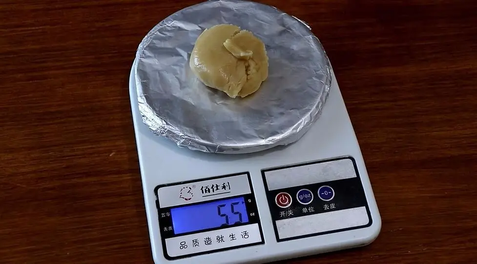内馅和皮子分别称重为65g和55g，这个比例做出来的月饼刚刚好。