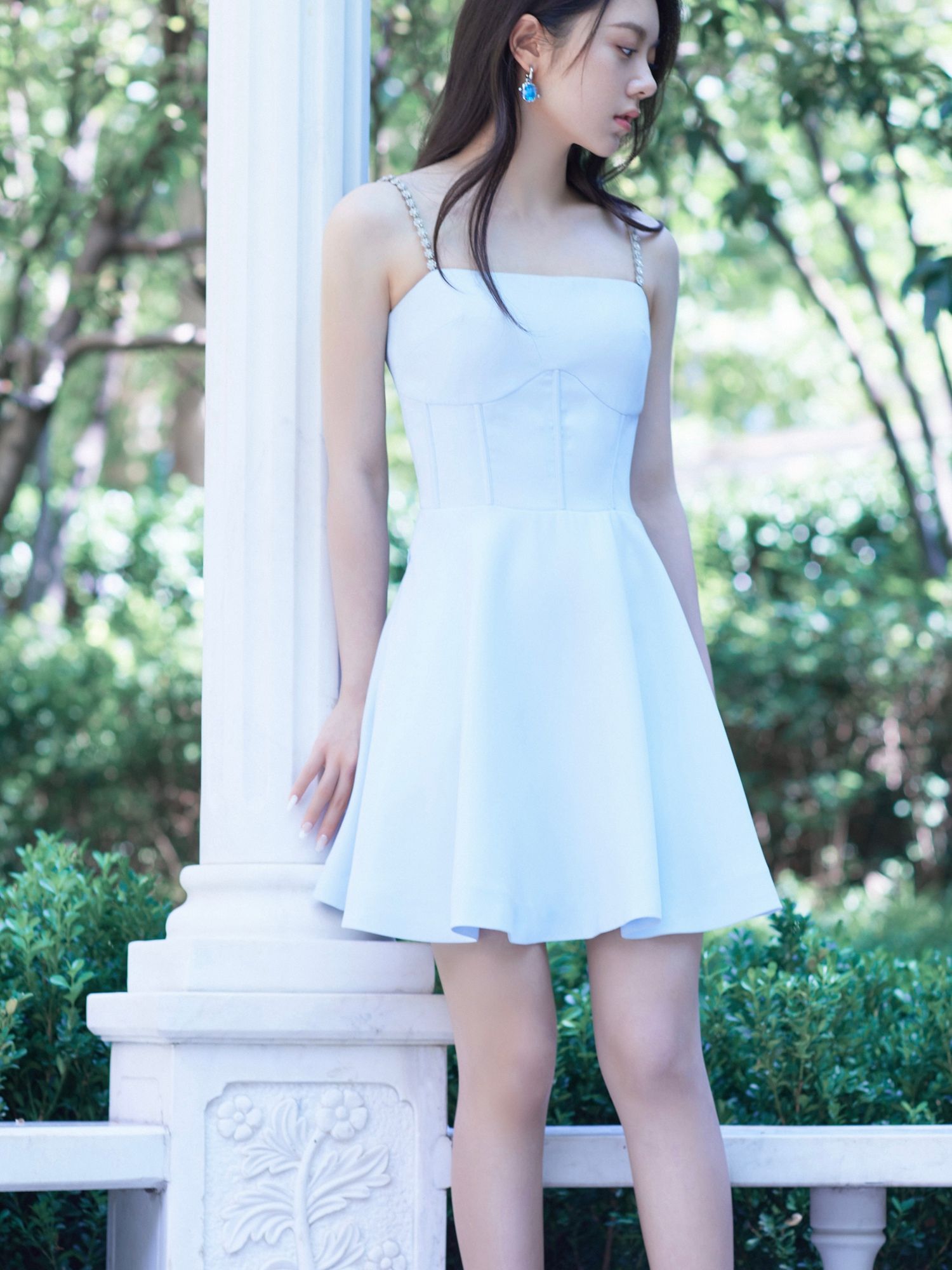 赵今麦白色连衣裙美腿性感写真 - 哔哩哔哩