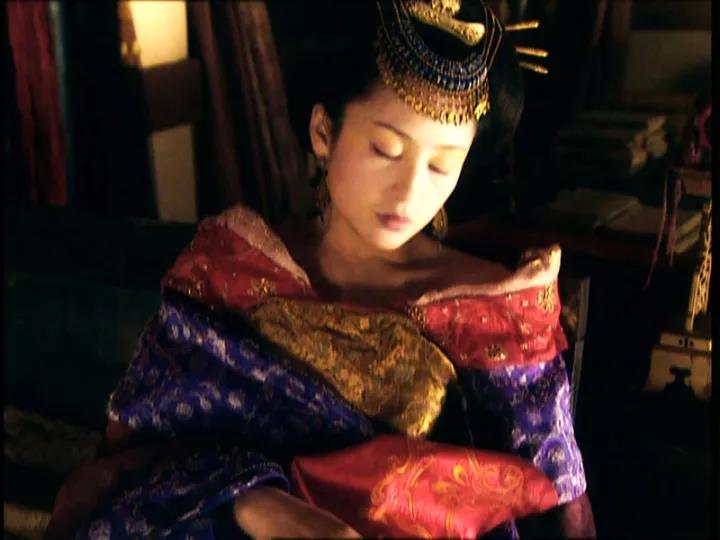 大多数比较"正",多是端庄和大气款的,下面这两位就比较"狐媚子"了