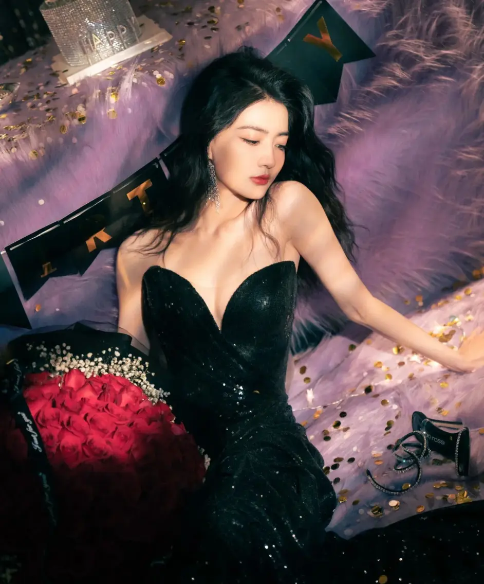 徐璐黑色抹胸礼服性感妩媚写真 - 哔哩哔哩