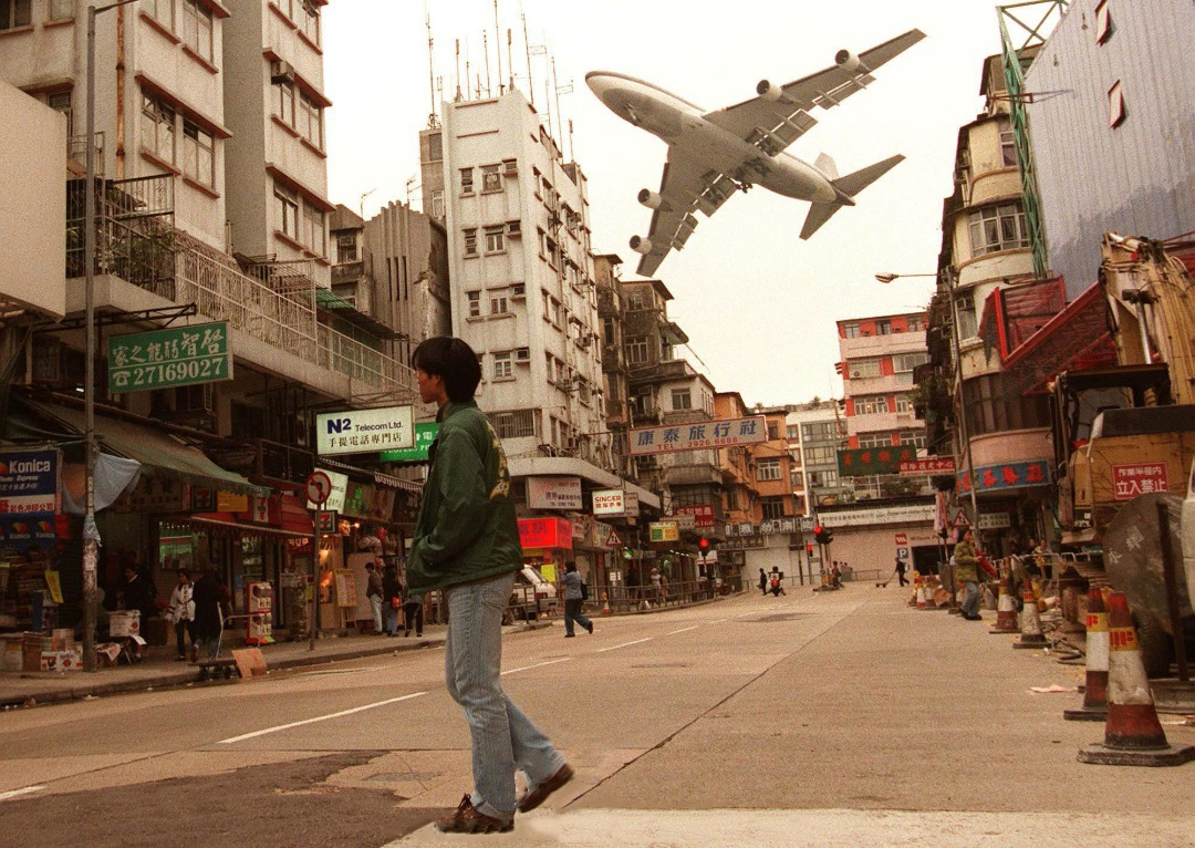 九龙城寨旁是启德机场,全天飞机轰鸣,电影《追龙》中有体现.