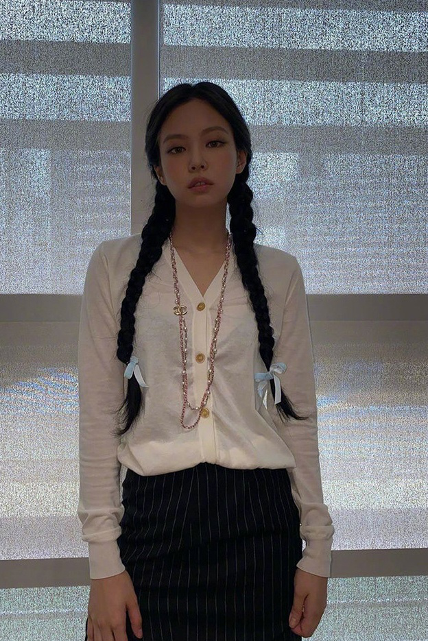 jennie新双马尾造型释出,发尾的纯色丝带蝴蝶结尽显少女感