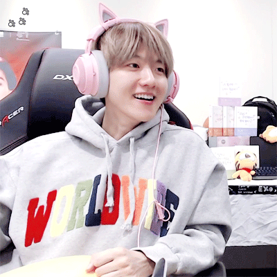 sm超级偶像联赛,exo边伯贤戴着粉红猫耳朵耳机,可爱超过限度