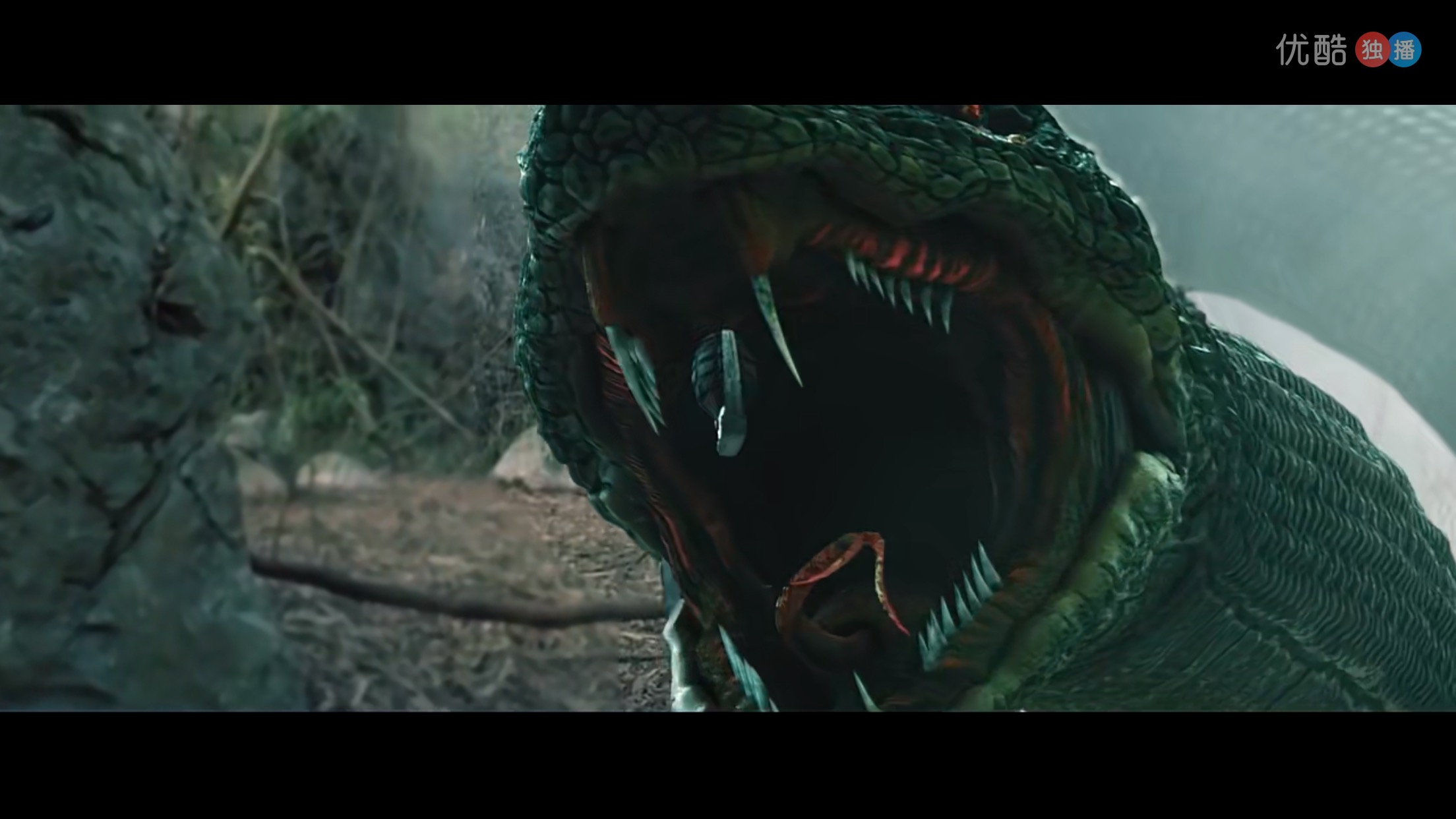 此时影片过半,巨蛇终于在电影开始前惊鸿一瞥之后再次露面了,影片迎来