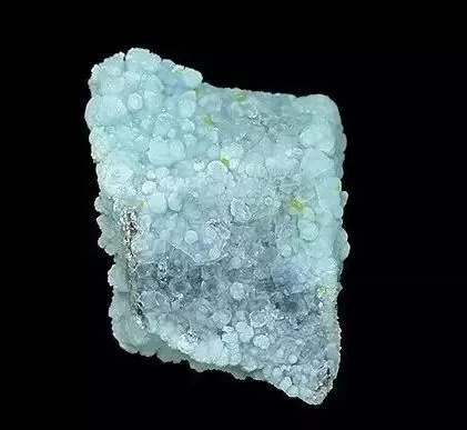 三水铝石是铝的氢氧化物矿物,在铝土矿床中它是主要的成分.