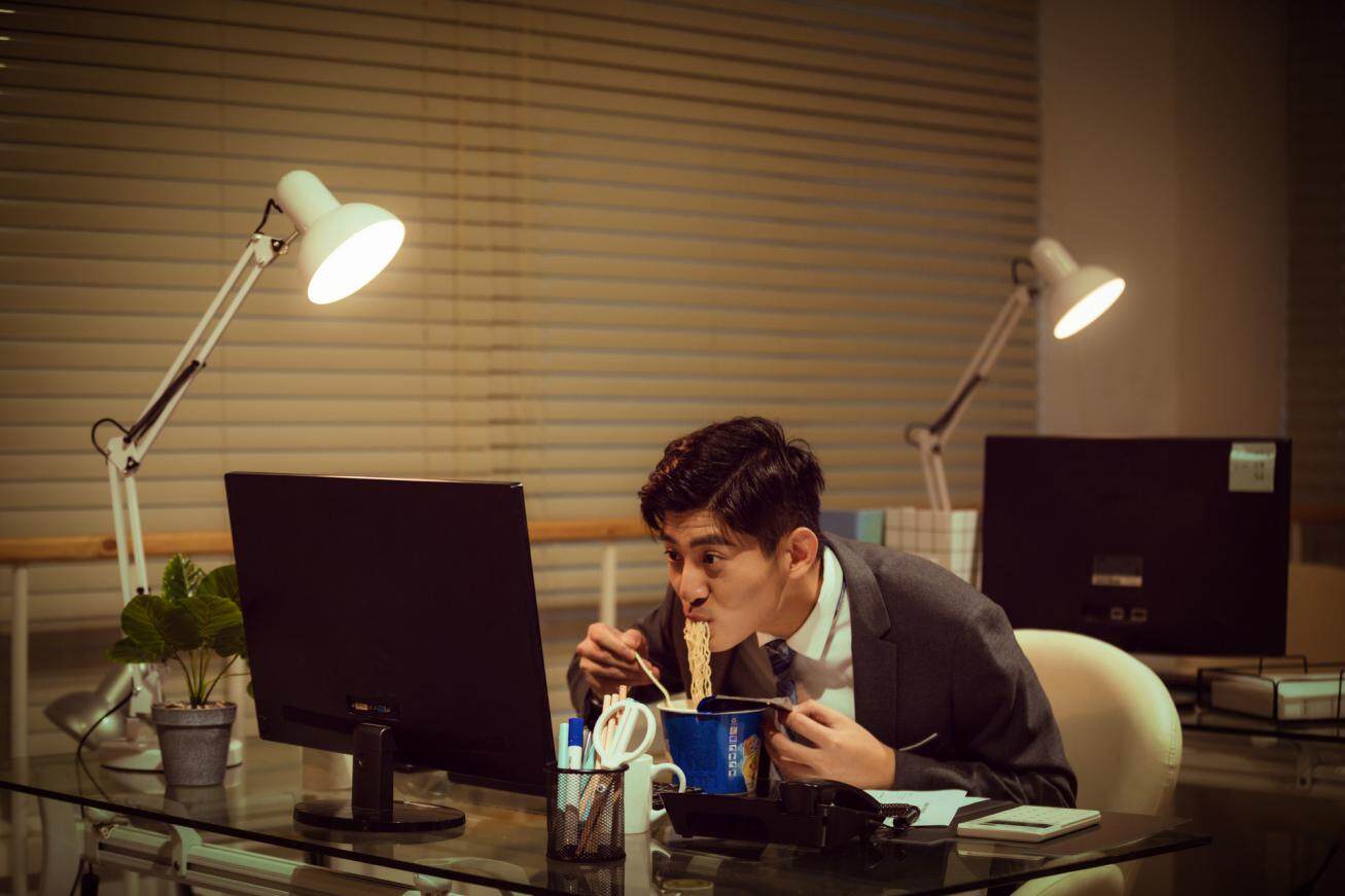 摄图网_501529760_banner_职场男性深夜加班吃泡面(非企业商用)