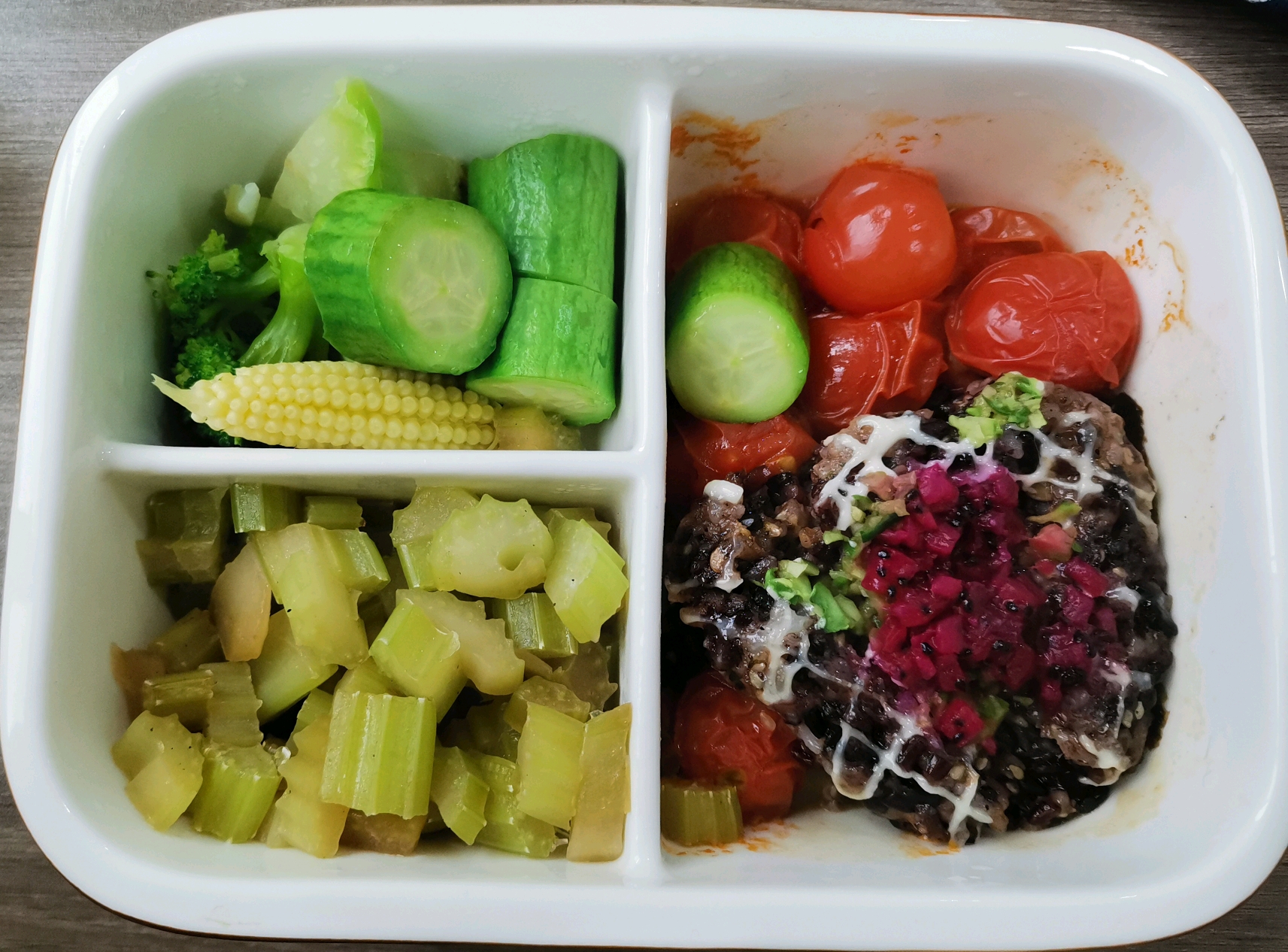 为了带便当特意买了好看的饭盒,有三个格子可以分开主食和配菜的,今日