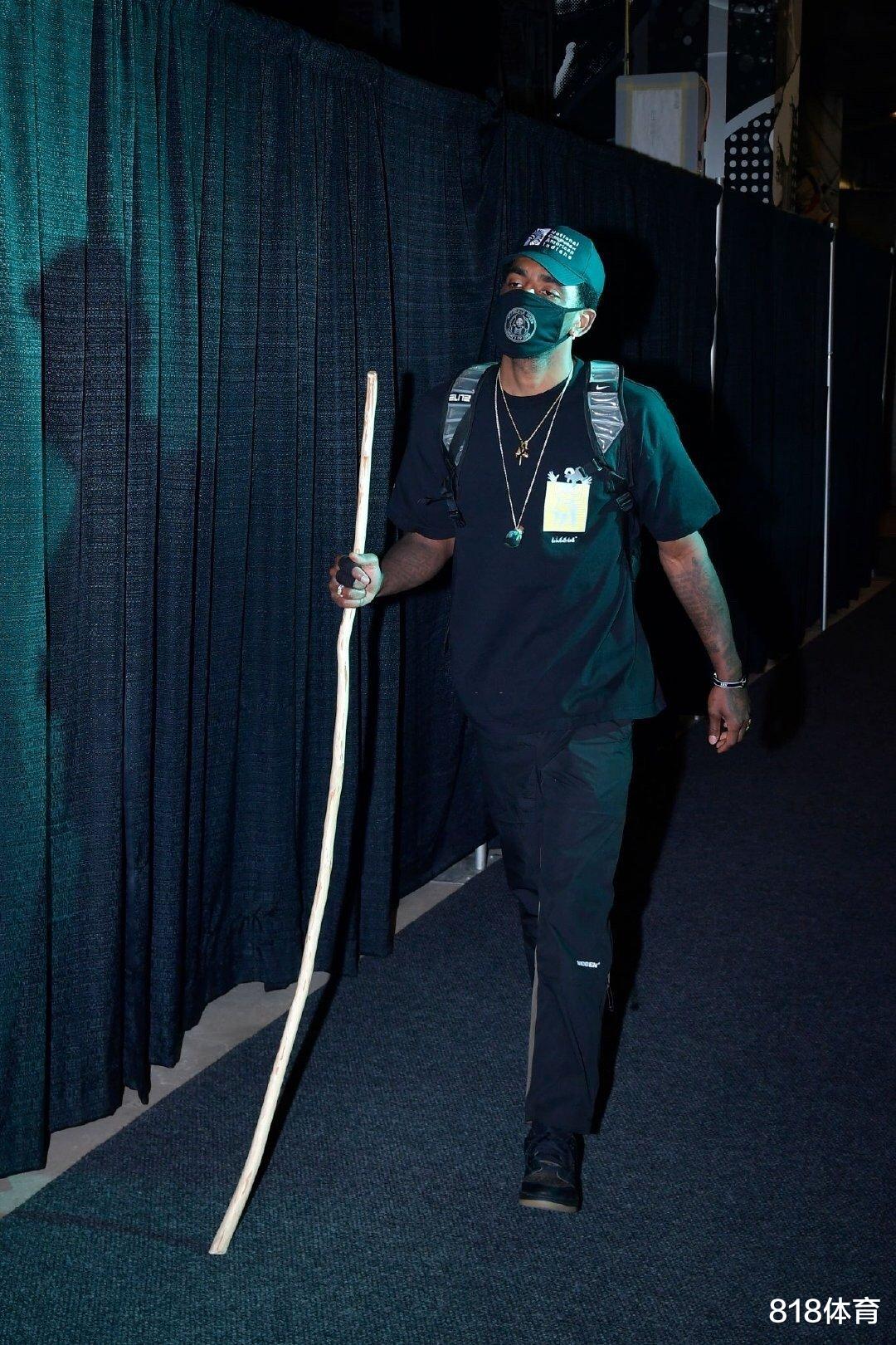 欧七公! 欧文全明星赛手持打狗棒进场, 杖不离手于人群中自由穿梭