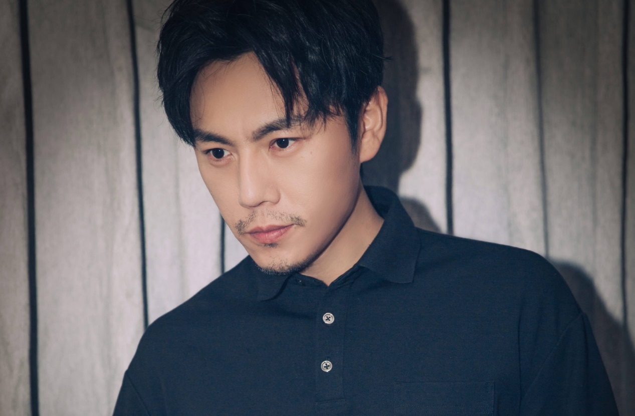 秦昊过度消费爬山梗,每个节目都cue张东升,不怕网友审美疲劳?