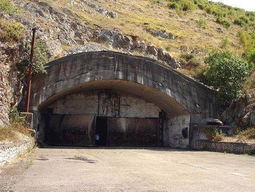 图为阿尔巴尼亚封存援助飞机的洞库