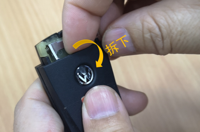 自己diy大众高尔夫迈腾车型的智能遥控车钥匙电池更换教程!
