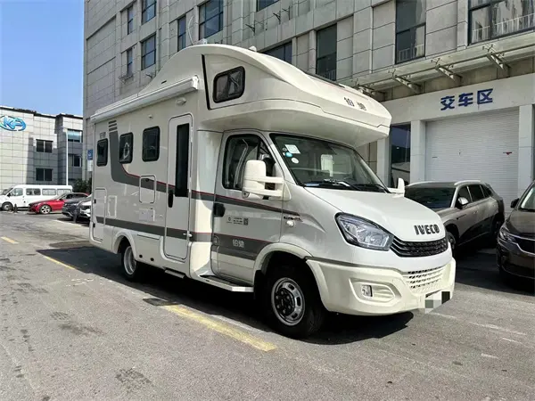 铂驰旅行家依维柯双拓房车,超大水电配置全 - 哔哩哔哩