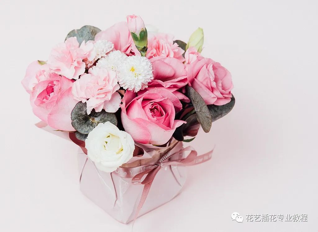 德信娱乐93岁褚马奶奶：插花艺术照亮人生女性之美无关年龄