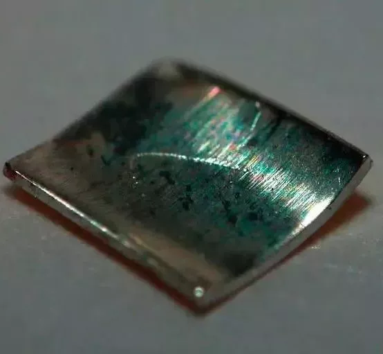 4,最轻的金属 锂:相当水的重量的二分之一,不但能浮在水面上,在煤油里