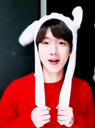 exo边伯贤生日当天入伍,短寸发型出境!