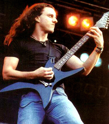 chuck schuldiner在演奏他的b.c. rich stealth