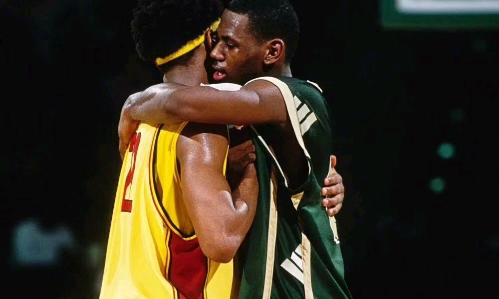 好兄弟!抱一抱.这一个拥抱,他们抱了17年