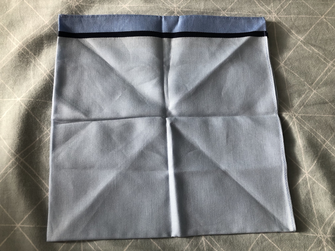 多层手帕展开成单层口袋巾大小