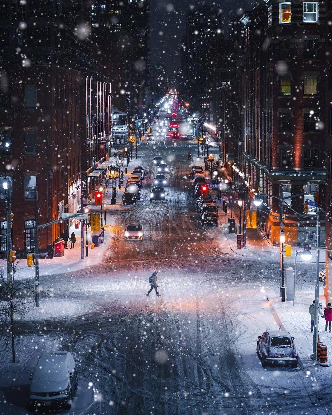 冬天夜晚路灯街道下雪摄影图配图高清摄影大图-千库网