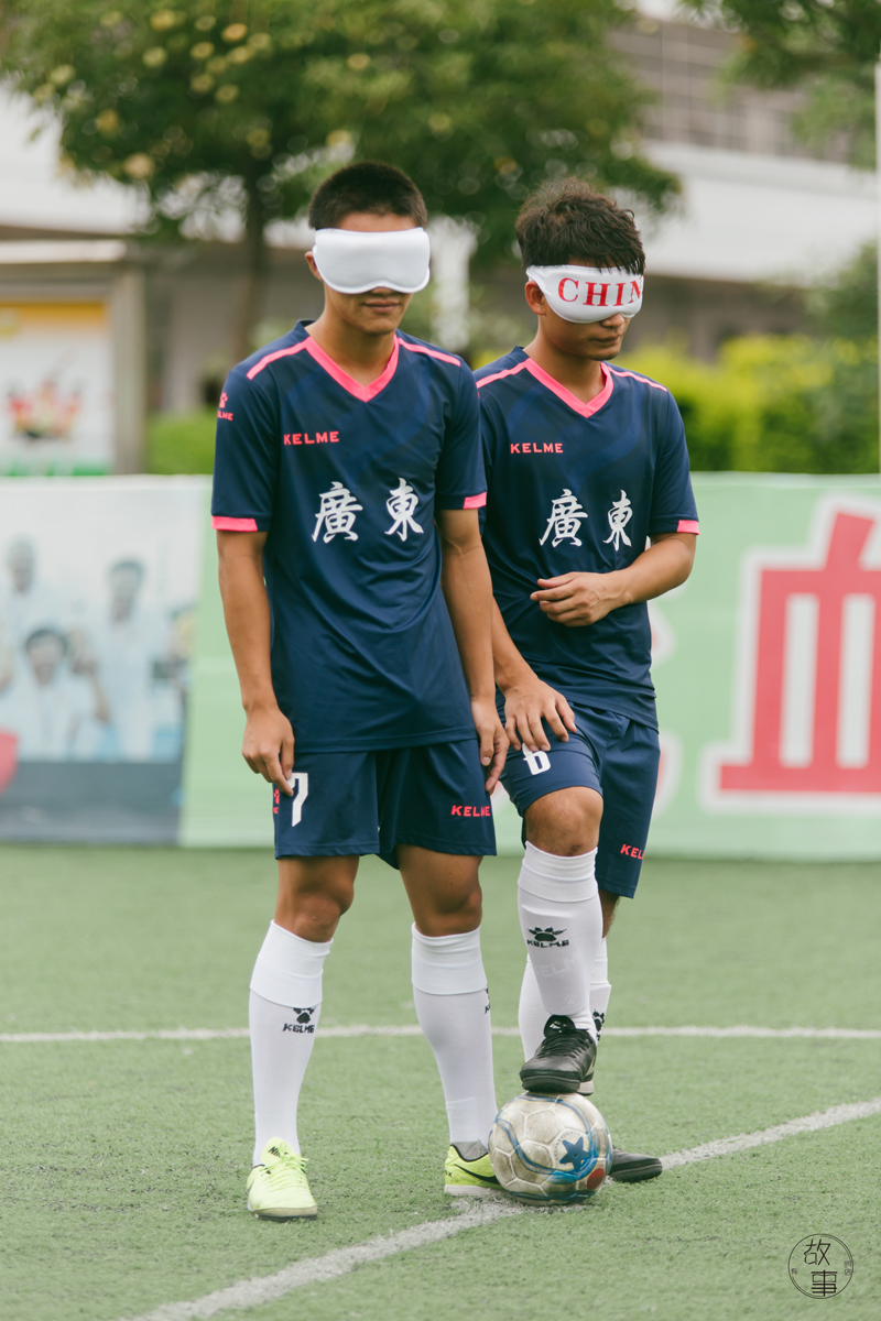 比冰岛足球队更励志,中国盲足听声辨位一路踢