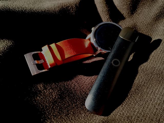 白领杀手,轻奢感觉吸出来--RELX α悦刻电子烟