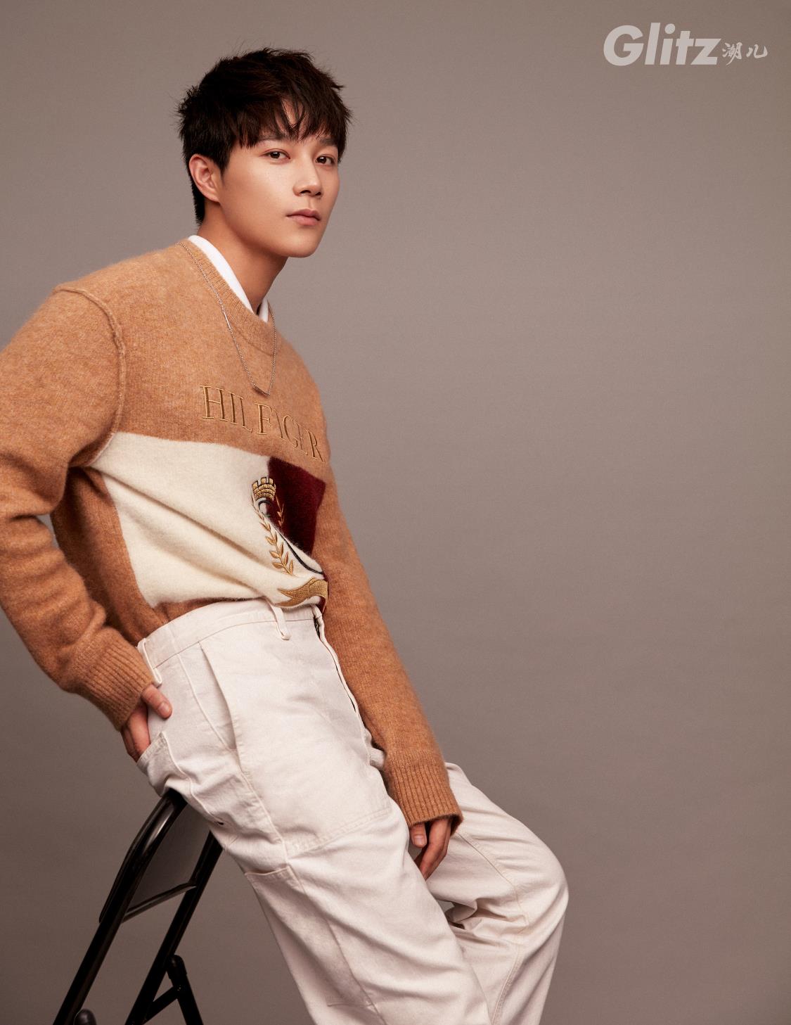 杨廷东《潮儿》十月写真曝光 目光沉稳挑战多种风格