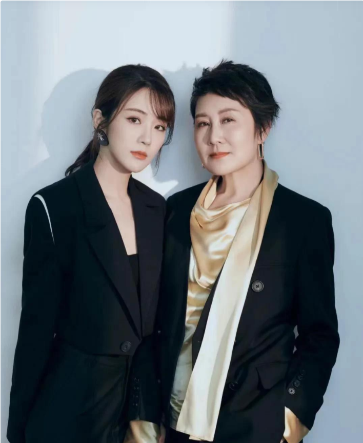 张可盈情绪崩溃,委屈落泪直跺脚