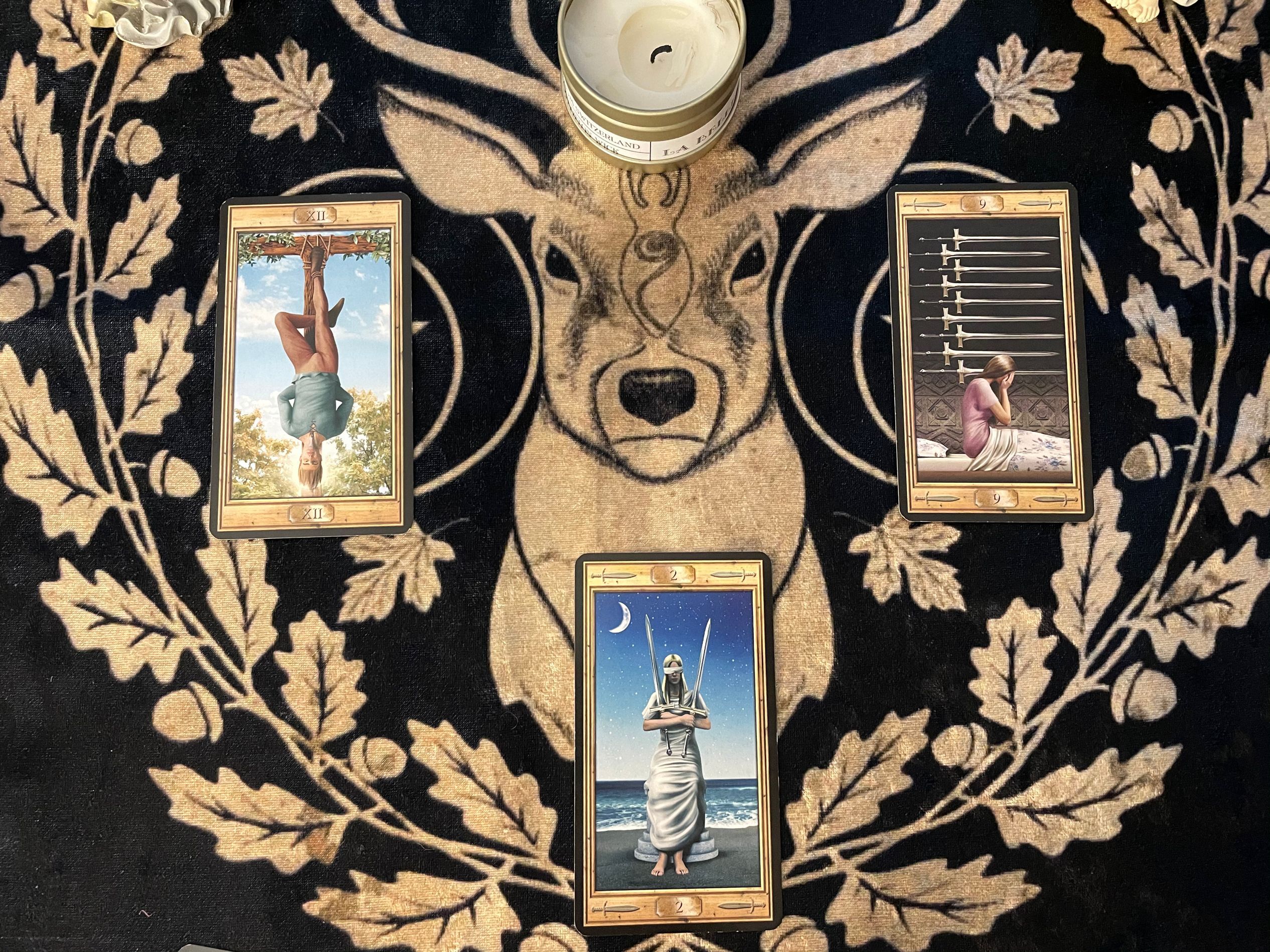 星币十逆位 第三张:国王 第四张:吊人 第五张:宝剑二 第六张:宝剑九