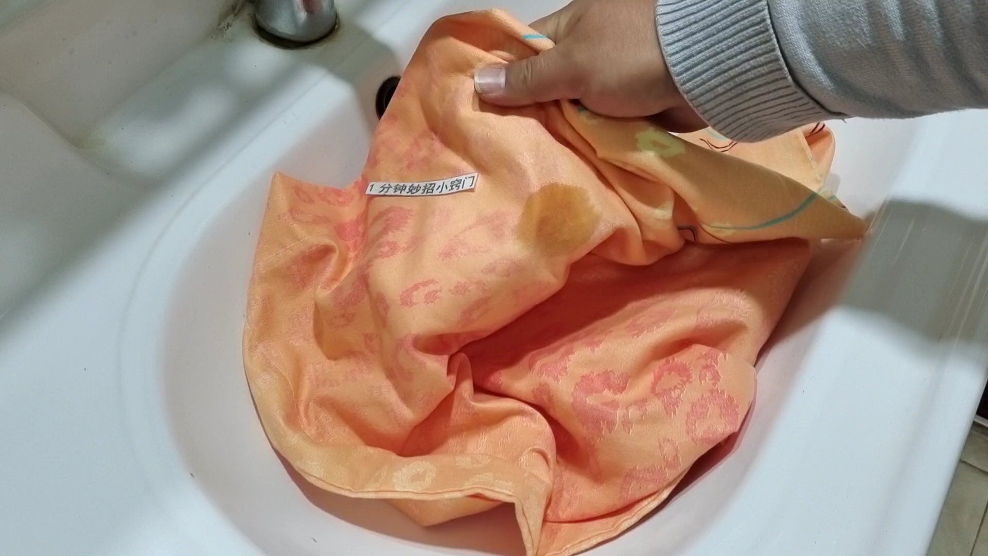 衣服上的血渍怎么洗掉 看了视频就学会了_伊秀视频|yxlady.com