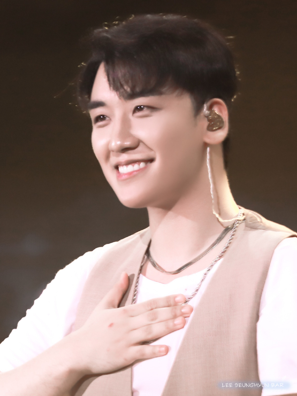 胜利吐槽杨贤硕偏心只给2个伴舞开演唱会,粉墨惨被骂? - 哔哩哔哩