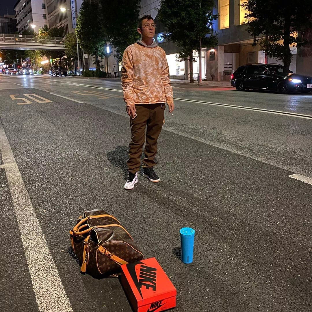 冠希本人则是带来了演示了一脚黑丝绸 air force 1,一脚白丝绸 air