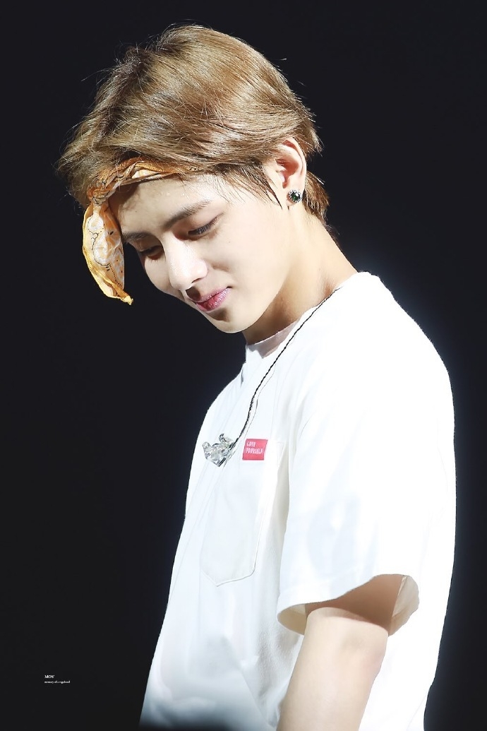 金泰亨轻轻抚上田柾国的唇瓣,然后痛苦的闭上双眼,垂下了头,褐色