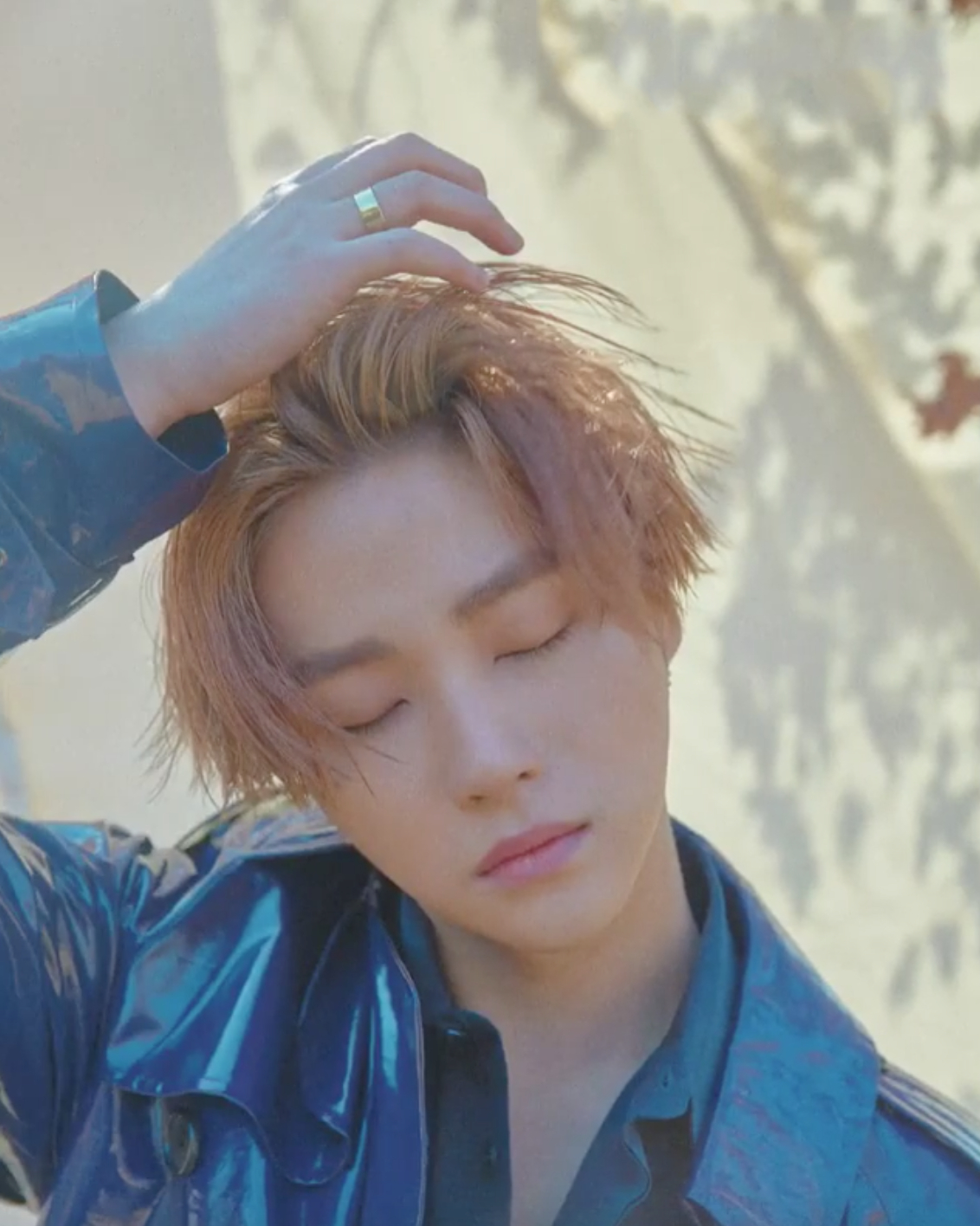 ikon成员东爀于23日在自己的ins上写道#bazaar##ikon#,并上传了画 ..