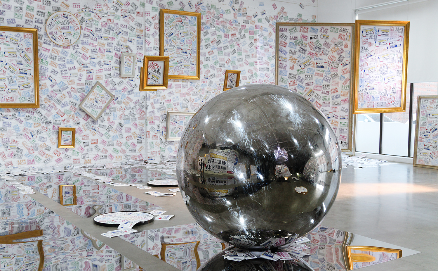 魅族x当代艺术家许仲敏街头小广告也能登上艺术殿堂