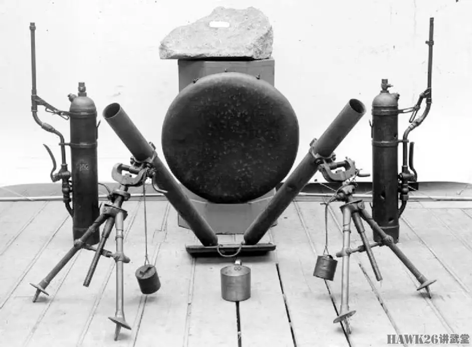 奇怪的stokes-brandt孪生迫击炮,采用同一个座钣,两侧是火焰喷射器.