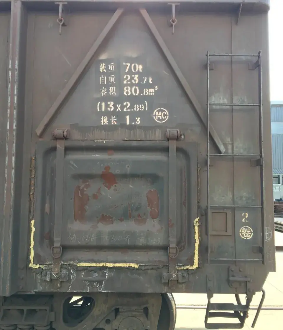 再看下方的c70e敞车,同样通过仔细对比,不难发现c70e的扶梯样式和c70