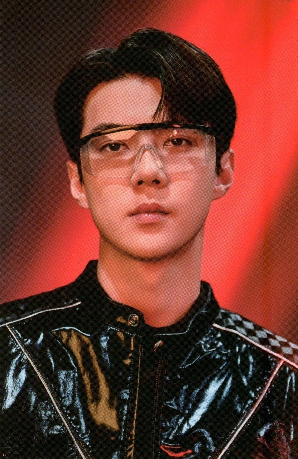 我霎时间瞪大了眼睛,坐在自己眼前的,不就是自己的爱豆吴世勋吗?