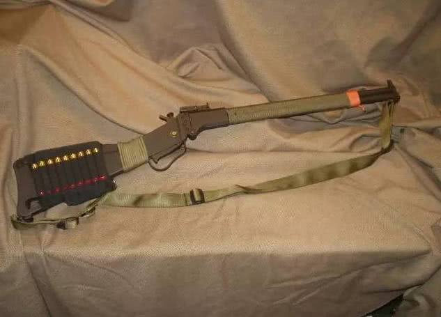 这支m6枪托和枪管缠绕了伞绳,握持起来更舒服.