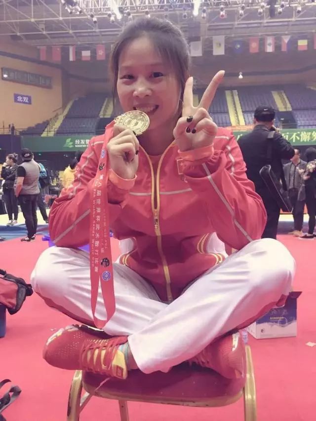 散打王柳海龙同校师妹,她被称为女腿王!