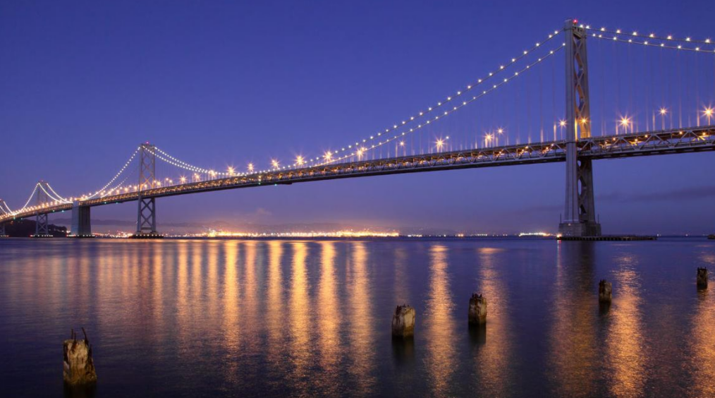 图为美国海湾大桥