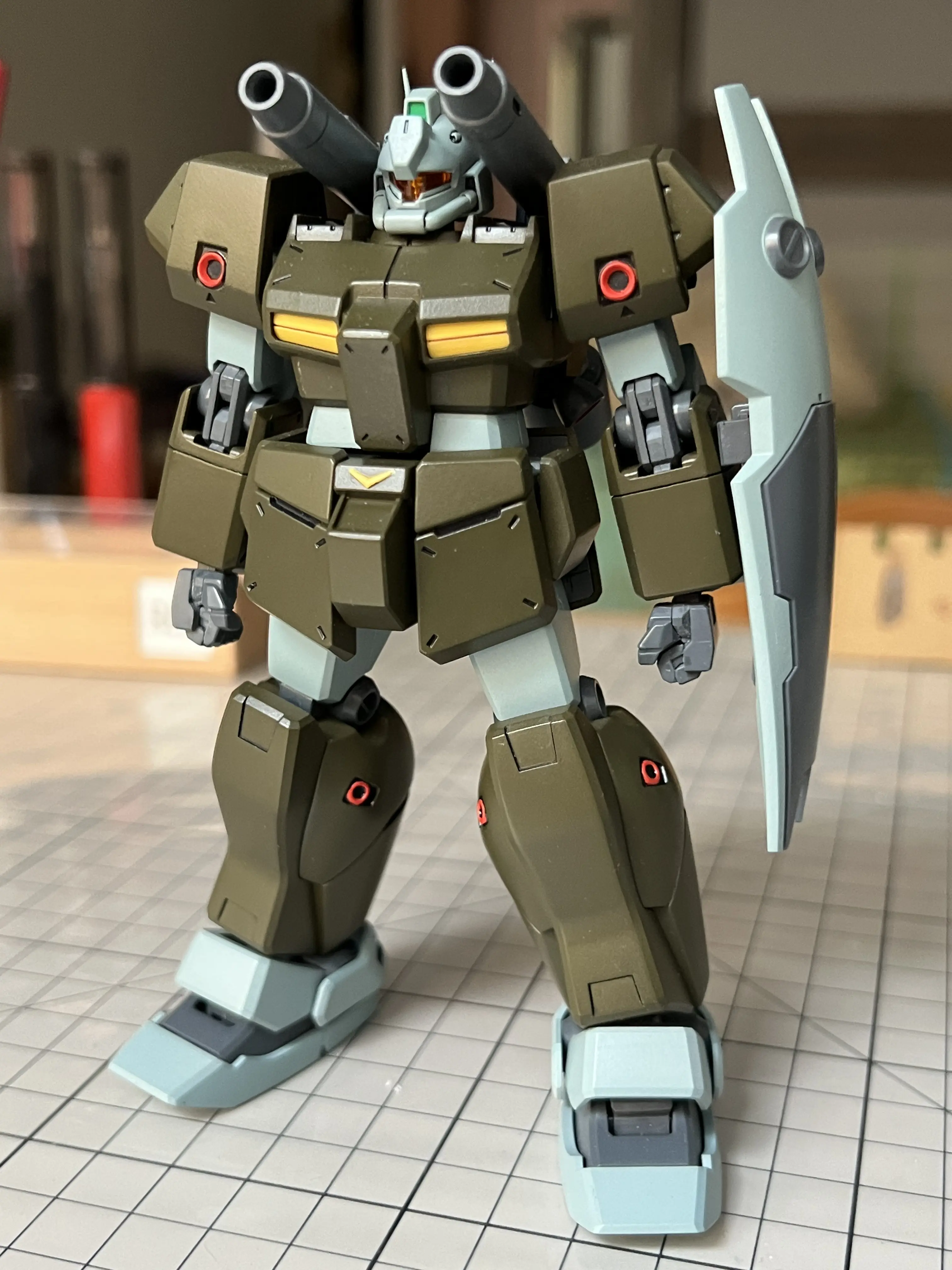 用黑色珐琅漆涂装,方便后续擦拭;小腿后方以及脚踝后装甲的黑色部分